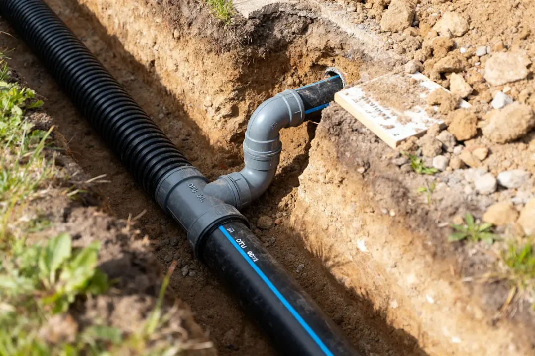 Tuyau enterré pour schéma d'évacuation des eaux usées d'une maison en construction.
