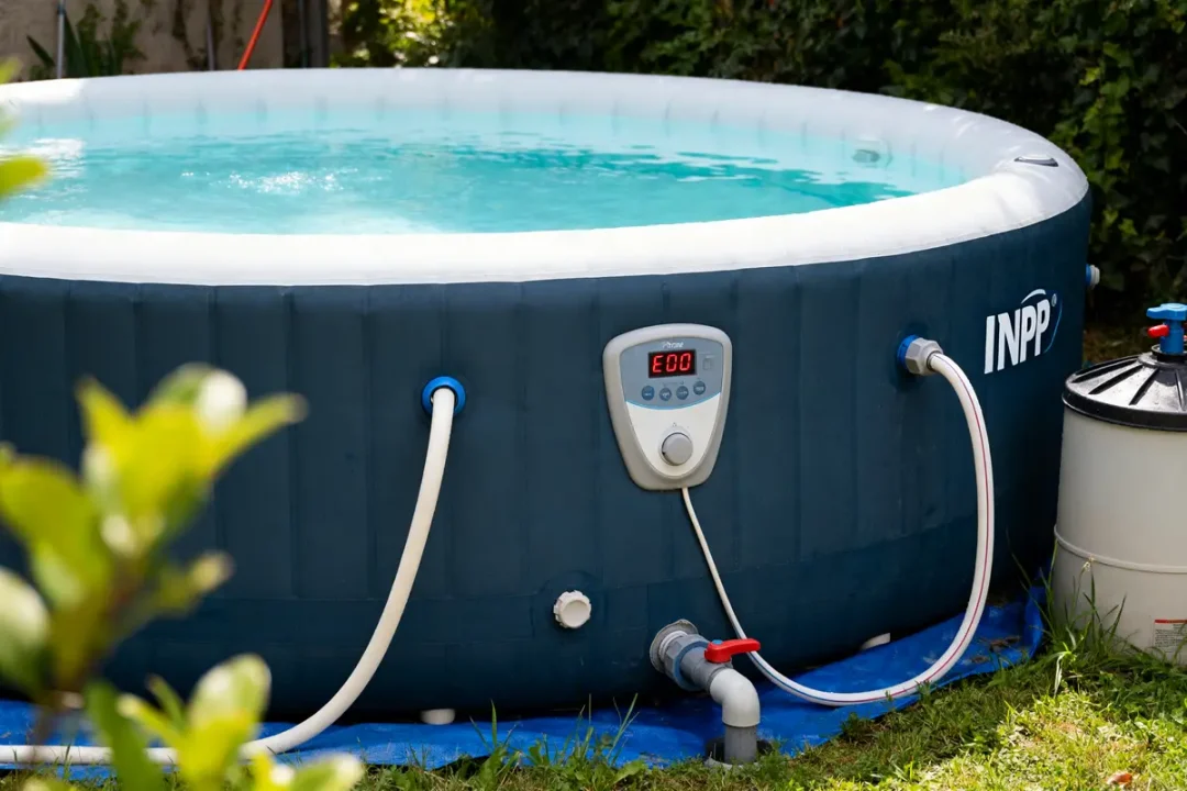 Affichage erreur e90 sur panneau de contrôle d'un spa Intex en extérieur